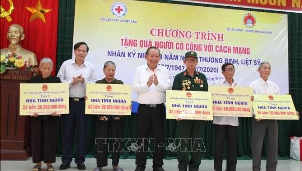 Phó Thủ tướng Thường trực Chính phủ Trương Hòa Bình trao tượng trưng nhà tình nghĩa