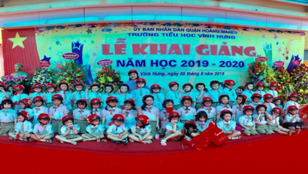 Trao mũ bảo hiểm cho HS lớp 1 Trường Tiểu Học Vĩnh Hưng nhân dịp khai giảng năm học.
