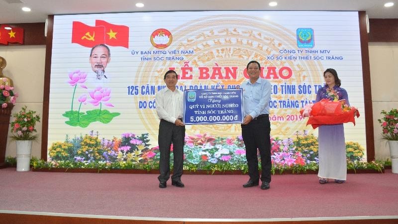 Công ty XSKT Sóc Trăng trao tặng quỹ vì người nghèo tỉnh Sóc Trăng với số tiền 5 tỷ đồng.