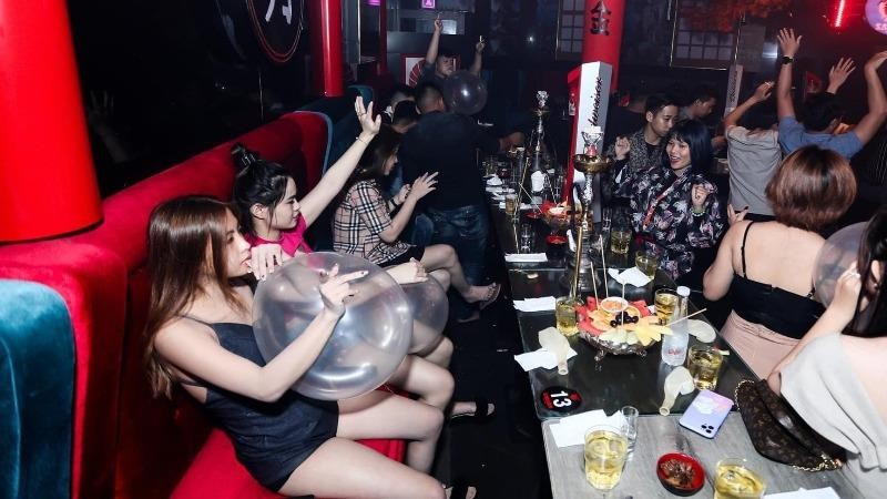 Bóng cười được sử dụng tràn lan trong các tụ điểm ăn chơi, nơi công cộng.