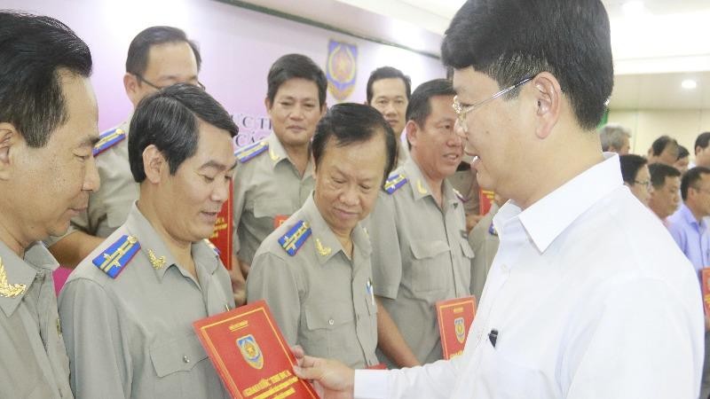 Thứ trưởng Bộ Tư pháp Nguyễn Thanh Tịnh trao giao ước thi đua cho Cục Thi hành án dân sự TP Cần Thơ.