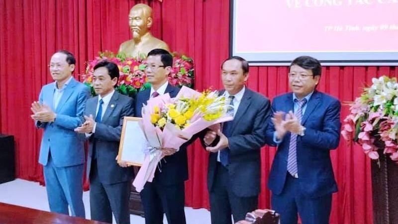 Thường trực Tỉnh ủy Hà Tĩnh trao quyết định cho tân Phó Bí thư Thành ủy Hà Tĩnh Nguyễn Trọng Hiếu.