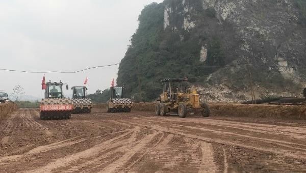 Thi công cao tốc Bắc - Nam đoạn Mai Sơn - Quốc lộ 45.