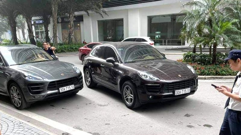 2 ô tô hiệu Porsche có cùng mang BSK 30A-715.10 giống hệt nhau, cùng dừng tại sảnh một chung cư ở TP Hà Nội.
