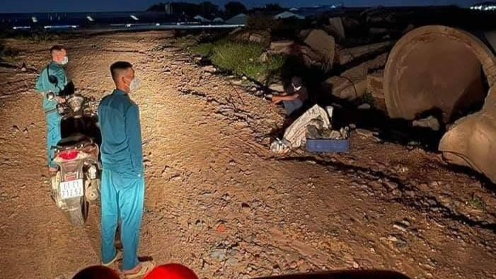 Lực lượng chức năng phường An Phú đã đến kiểm tra và đã có hỗ trợ ban đầu nhóm người này.