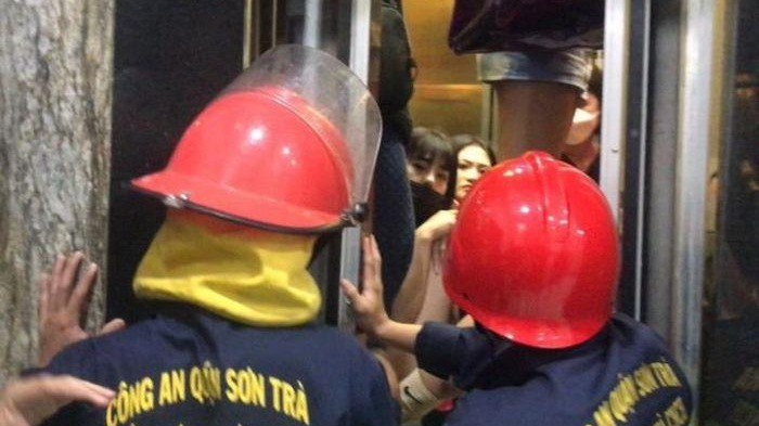 Những người mắc kẹt trong thang máy được đưa ra an toàn.