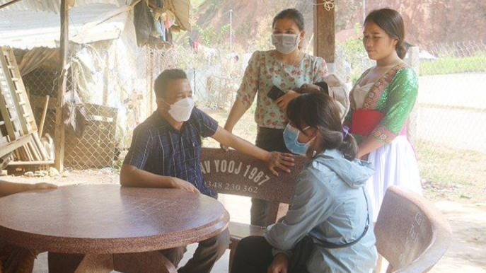 Cán bộ, giáo viên Trường THCS Đắk Nang đi vận động học sinh trở lại trường. Ảnh Báo Đắk Nông.