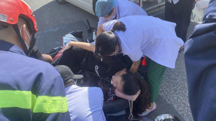 Lực lượng chức năng giải cứu cô gái gặp nạn vì áo chống nắng.