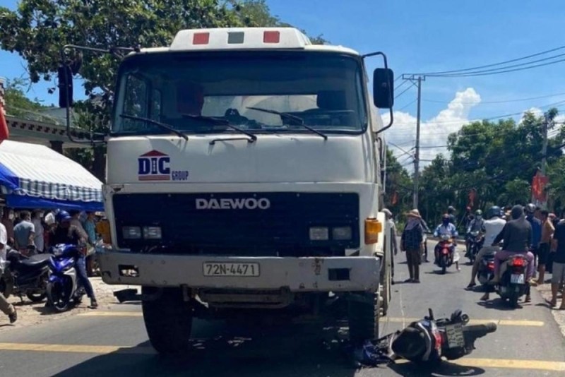 Tin giao thông đến sáng 27/6: Đứng ven đường, cháu bé 4 tuổi bị cuốn vào gầm xe tải; Nam thanh niên bị xe trộn bê tông cán