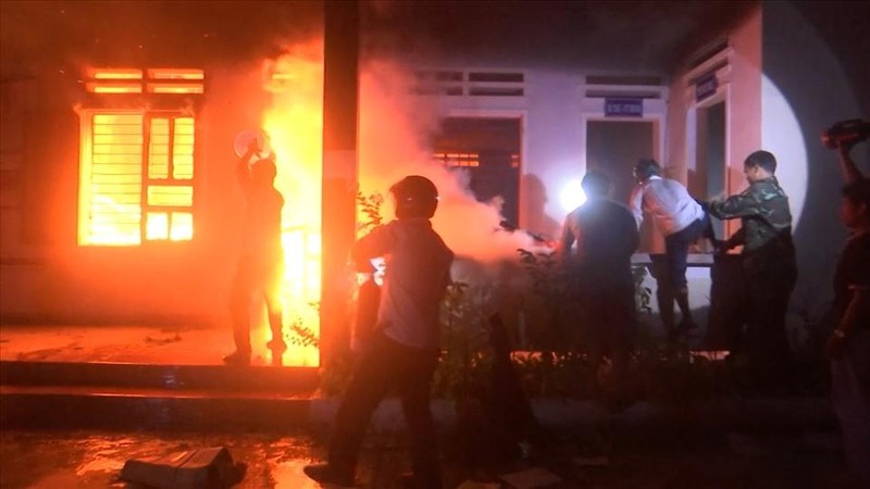 Dập đám cháy trụ sở UBND xã ở Quảng Nam trong đêm