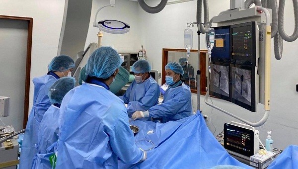 Các bác sĩ phẫu thuật cho bệnh nhi