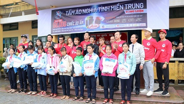 Dịp này, thông qua ngành giáo dục các địa phương trên địa bàn tỉnh TT- Huế đoàn đã gửi tặng 10.000 chiếc áo ấm cho các em học sinh vùng lũ