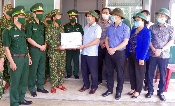 Bí thư Tỉnh ủy tỉnh Thừa Thiên Huế Lê Trường Lưu tặng quà, động viên cán bộ, chiến sĩ đang làm nhiệm vụ tại các chốt quản lý, bảo vệ biên giới