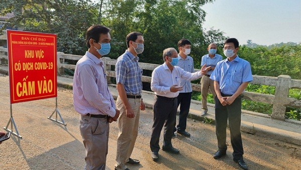 Lãnh đạo tỉnh và các Sở Ban, ngành tỉnh Thừa Thiên- Huế kiểm tra công tác phòng, chống dịch tại huyện Phong Điền.