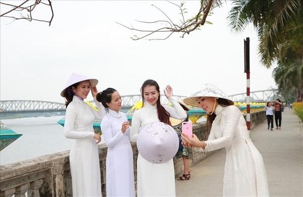 Tất cả phụ nữ khi mặc áo dài truyền thống Việt Nam tham quan di tích Huế sẽ được miễn phí vé từ ngày 5/3 đến hết ngày 10/3/2022.