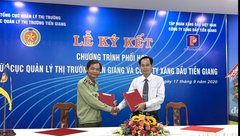 Đại diện lãnh đạo Cục QLTT Tiền Giang và Petrolimex Tiền Giang ký Chương trình phối hợp.