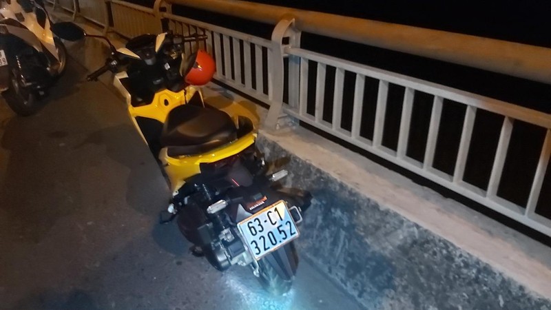 Nam thanh niên bỏ lại xe tay ga đắt tiền nhảy cầu Rạch Miễu tự tử