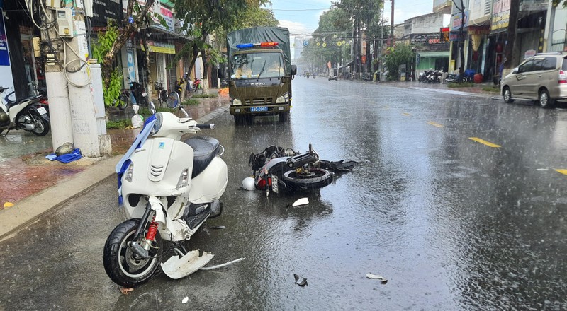 Tiền Giang: Thanh niên đi xe máy lấn làn tông xe tay ga khiến một phụ nữ bị thương nặng ảnh 1