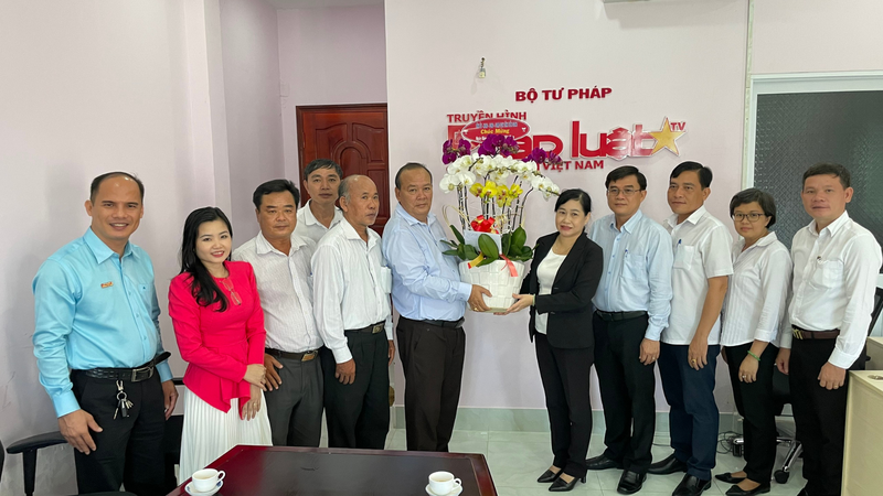 Tỉnh ủy – HĐND – UBND – UBMTTQVN tỉnh Tiền Giang thăm và chúc mừng Báo Pháp luật Việt Nam Văn phòng tại Tiền Giang