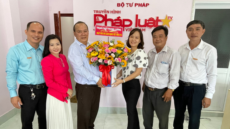 Trạm CSGT Trung Lương thăm và chúc mừng Báo Pháp luật Việt Nam Văn phòng tại Tiền Giang