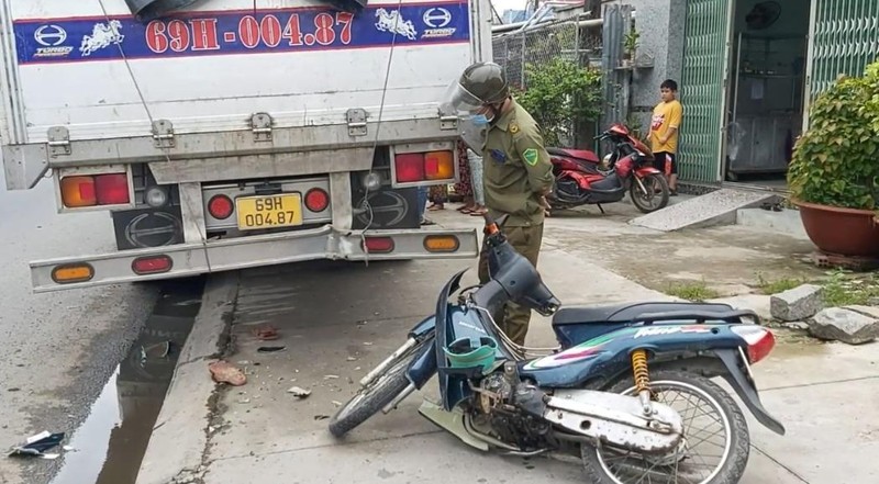 Tiền Giang: Tông vào xe tải đang dừng trên Quốc lộ 1, người đàn ông đi xe máy nguy kịch ảnh 1