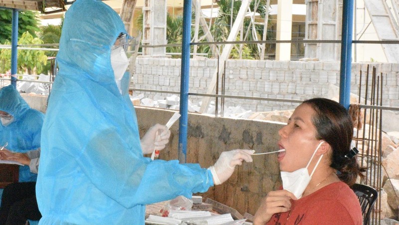 Lấy mẫu test nhanh COVID-19 cho người dân. Ảnh: Tiểu ban tuyên truyền phòng, chống dịch COVID-19 Bình Định.