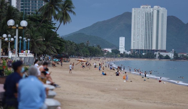 Người dân Nha Trang được vui chơi tắm biển trở lại từ ngày 16/10. Ảnh: Xuân Ngọc.