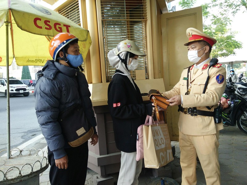 Hà Nội: Hai chiến sĩ CSGT nhặt được túi xách chứa nhiều đồ giá trị, trả lại người mất