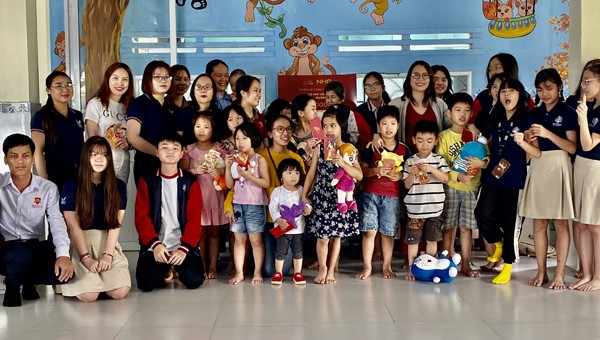 Hoạt động thiện nguyện mang xuân yêu thương đến trẻ em mồ côi, cụ già neo đơn của học sinh, sinh viên NHG