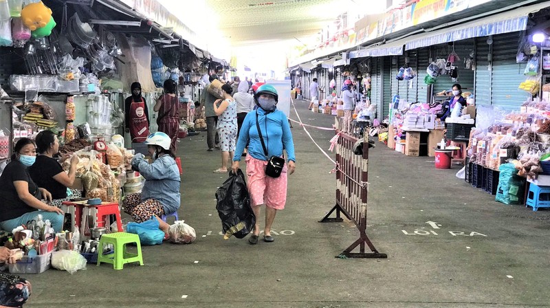 Đà Nẵng: Thu thẻ tiểu thương và giấy đi đường 4 người bán hàng 'phá giá' niêm yết