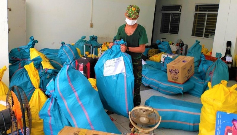 Bộ đội phụ giúp sinh viện dọn dẹp, chuyển đồ đạc đến nơi ở mới.