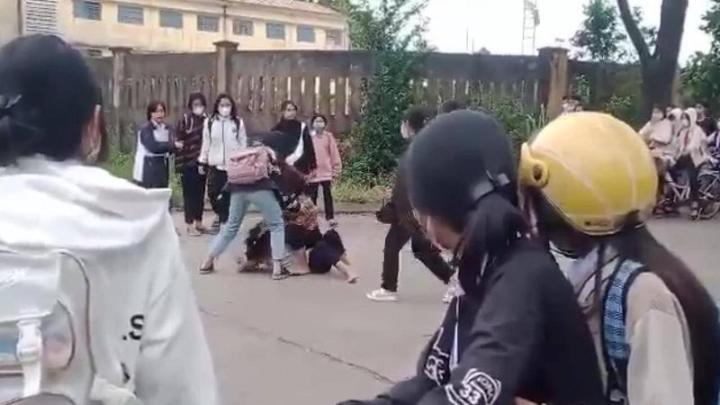 Nữ sinh Đà Nẵng bị đánh hội đồng ở cổng trường.