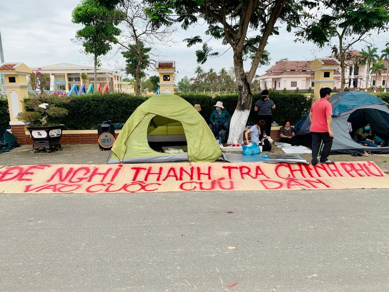 Hàng trăm người dân kéo đến trụ sở huyện Điện Bàn đòi Bách Đạt An trả đất ảnh 2