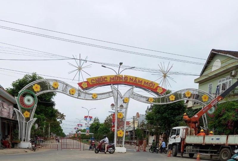 Hàng trăm người dân kéo đến trụ sở huyện Điện Bàn đòi Bách Đạt An trả đất ảnh 7