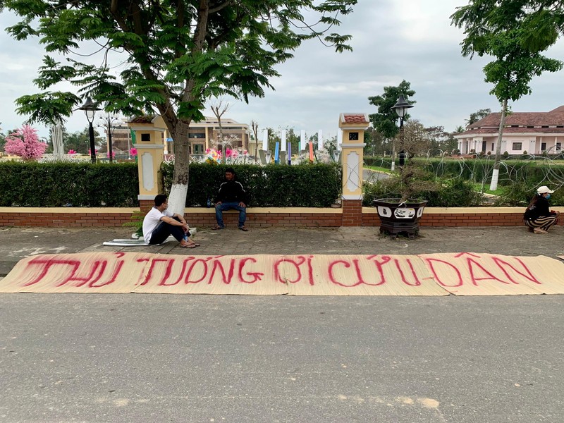 Hàng trăm người dân kéo đến trụ sở huyện Điện Bàn đòi Bách Đạt An trả đất ảnh 5