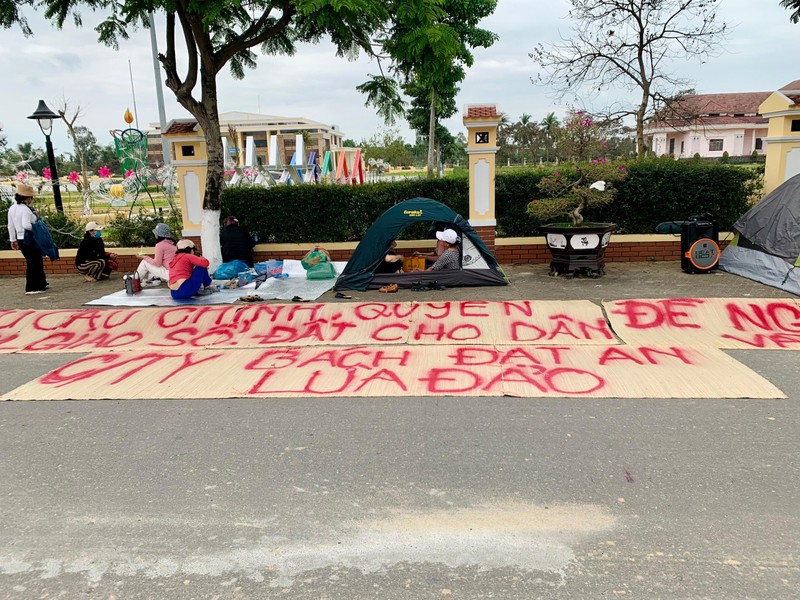 Hàng trăm người dân kéo đến trụ sở huyện Điện Bàn đòi Bách Đạt An trả đất ảnh 1