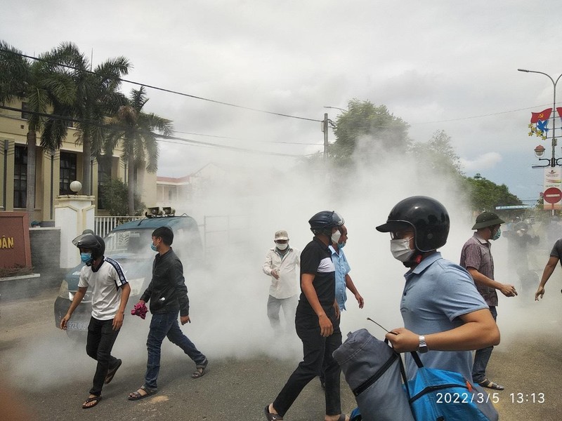 Hàng trăm người dân kéo đến trụ sở huyện Điện Bàn đòi Bách Đạt An trả đất ảnh 9
