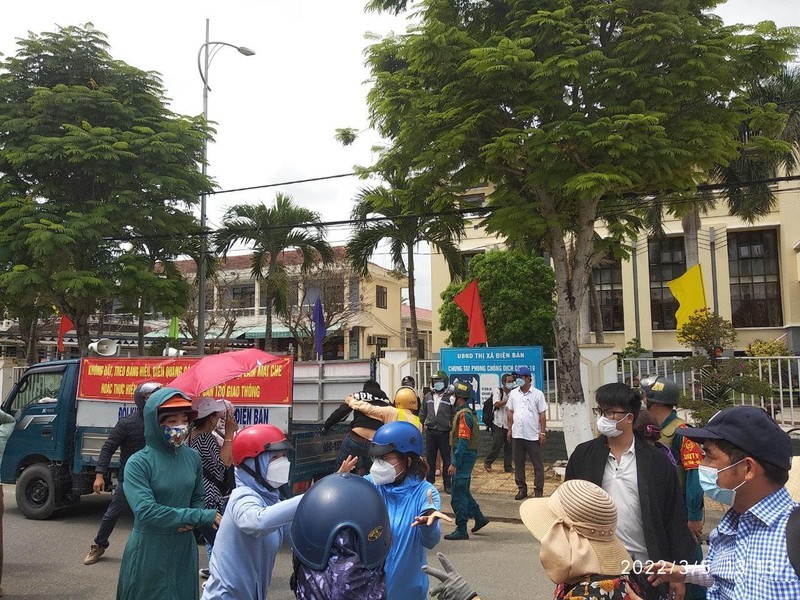 Hàng trăm người dân kéo đến trụ sở huyện Điện Bàn đòi Bách Đạt An trả đất ảnh 6