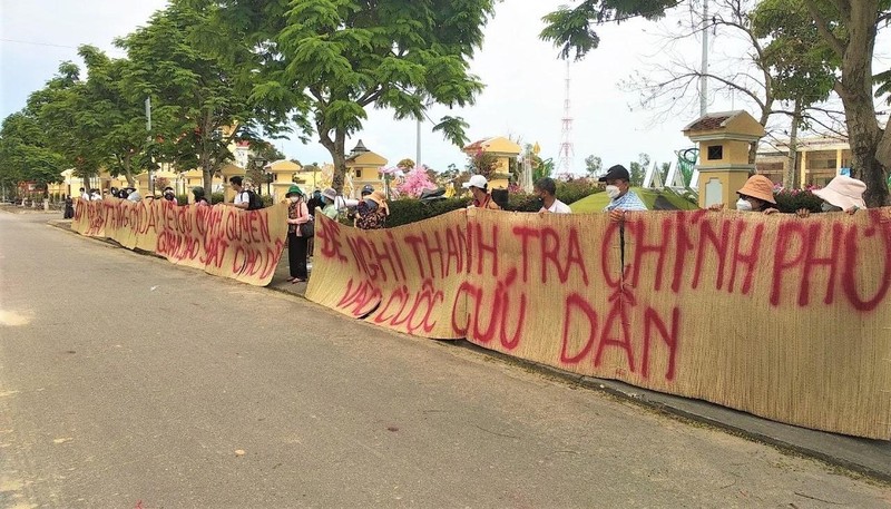 Hàng trăm người dân kéo đến trụ sở huyện Điện Bàn đòi Bách Đạt An trả đất ảnh 3