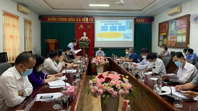 Ông Phan Vũ Đông Quân - Phó GĐ Công ty Điện lực Quảng Ngãi báo cáo và có ý kiến tham gia tại Hội nghị.
