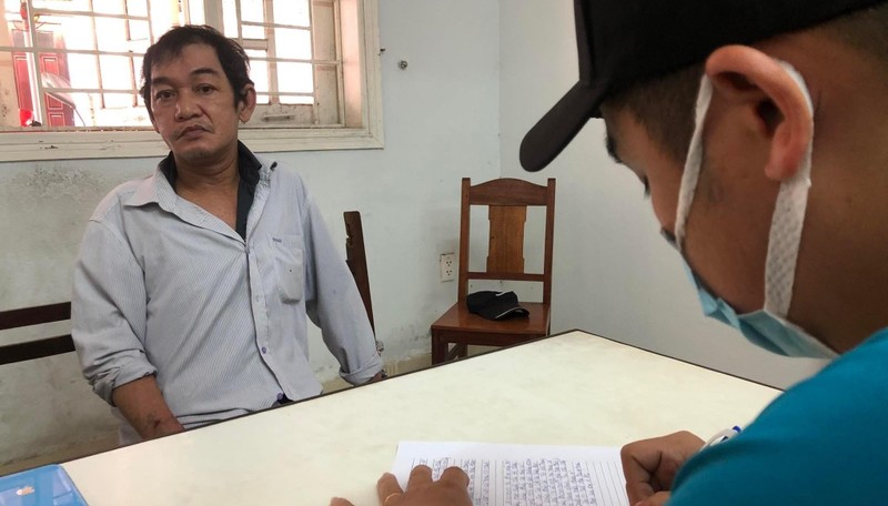 Đối tượng Lý Phú tại cơ quan công an.