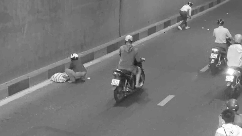 Đà Nẵng: Tiền bay tứ tung giữa đường nhưng không ai “hôi của”