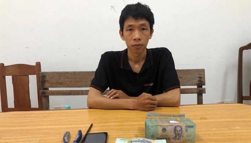 Đối tượng Nguyễn Hồng Vương cùng số tiền trộm cắp.