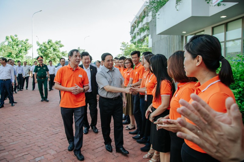 Thủ tướng Phạm Minh Chính đã thăm hỏi, động viên các sinh viên.