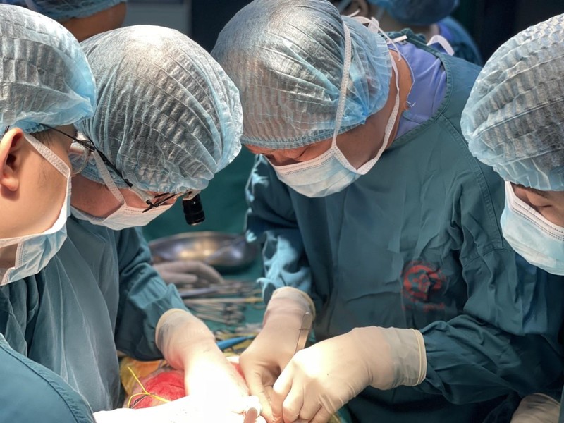 Bệnh viện Bạch Mai cứu sống cháu bé bị chấn thương gan, thận nặng và hiếm gặp ảnh 1