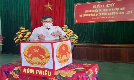 Ông Trần Thắng - Phó Bí thư Tỉnh ủy, Chủ tịch UBND tỉnh bỏ phiếu tại khu vực bỏ phiếu số 3 phường Ba Đồn, TX Ba Đồn.