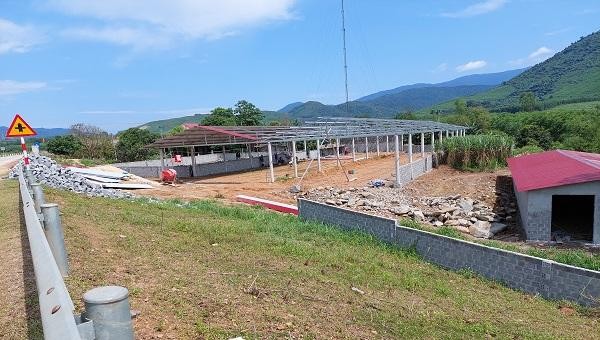 Nhà xưởng mọc lên “đón đầu” chờ đền bù dự án cao tốc Bắc-Nam đoạn qua xã Quảng Hợp.