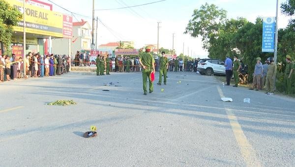 Lực lượng chức năng phong tỏa hiện trường để xử lý vụ tai nạn.