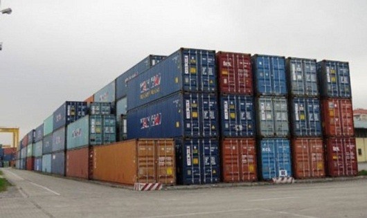 Người dân kêu trời vì container vô chủ bốc mùi xú uế