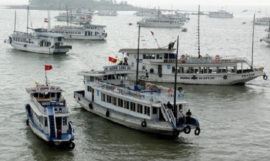 Du khách Hạ Long ấm ức vì bị cấm... lên boong tàu ngắm cảnh